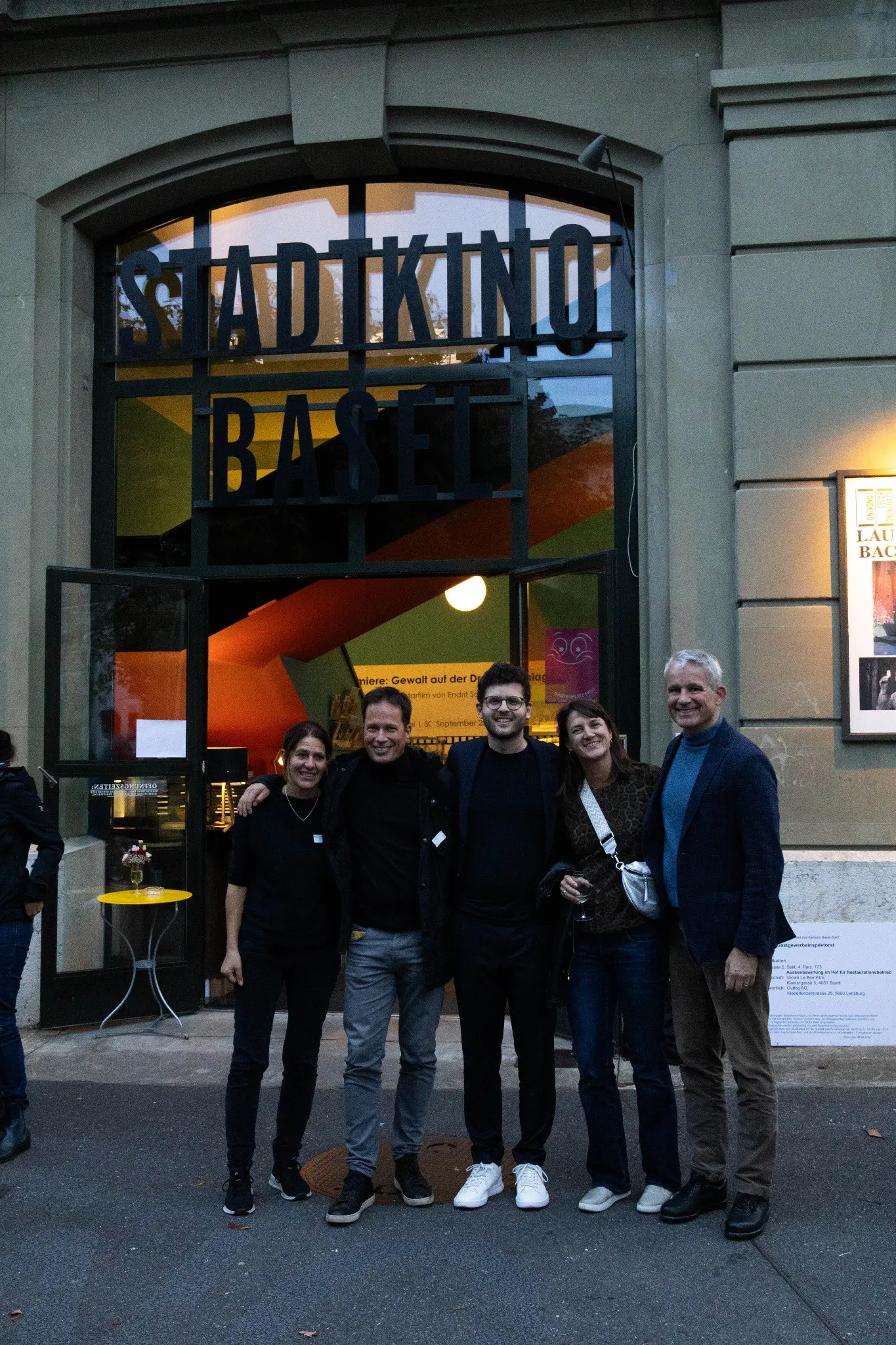 Fünf Beteiligte stehen vor dem Eingang des Stadtkino Basel