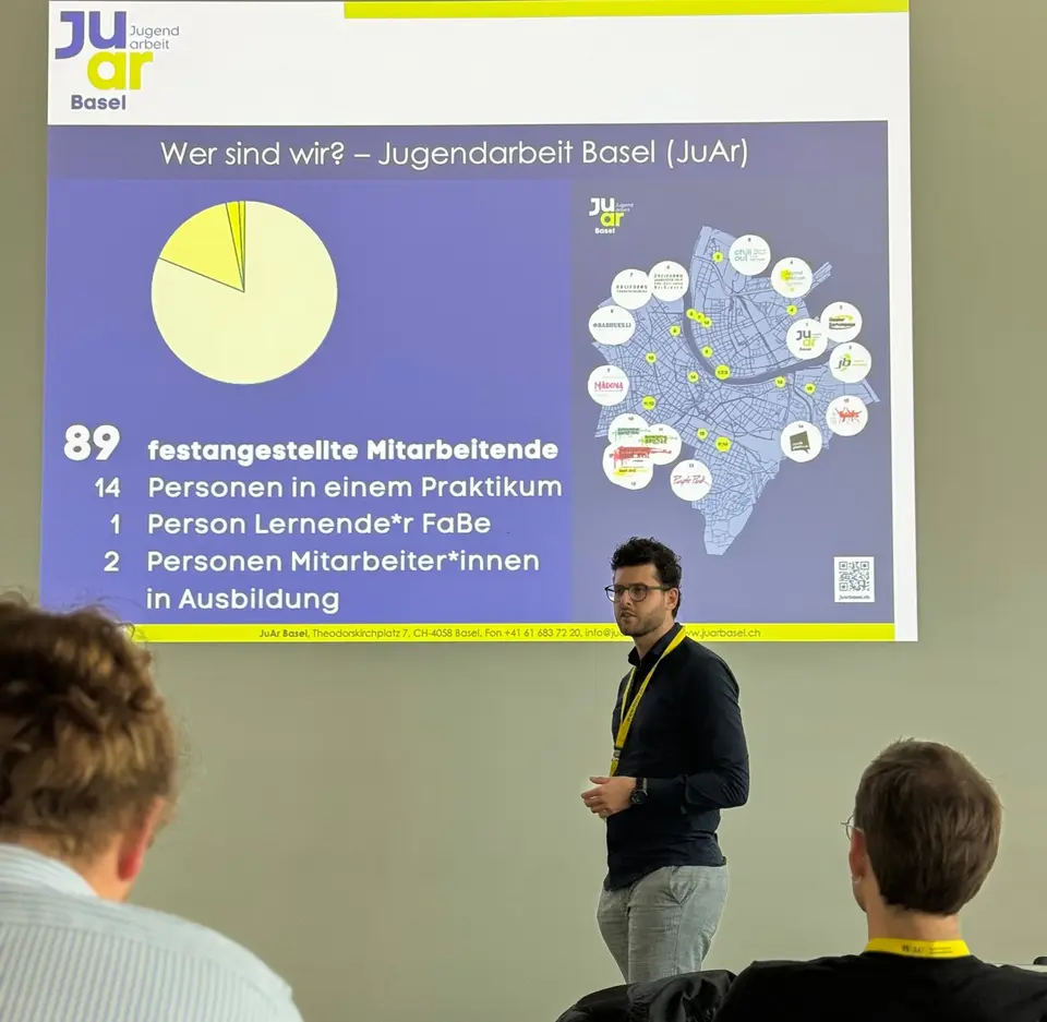Endrit Sadiku bei einer Präsentation über JuAr Basel