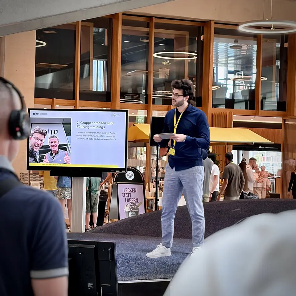 Endrit Sadiku bei einer Präsentation vor Publikum