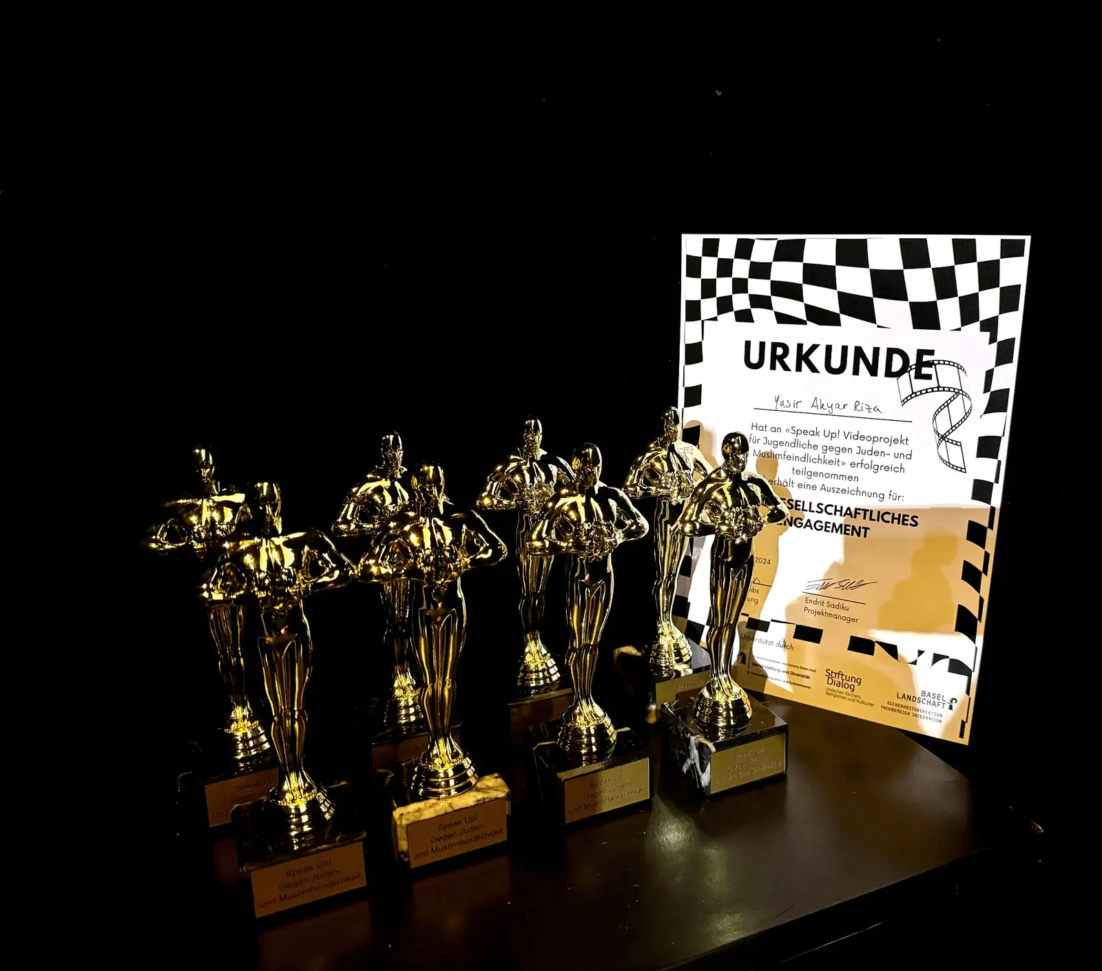 Goldfarbene Oscar-Statuetten und eine Urkunde stehen für die Preisverleihung bereit
