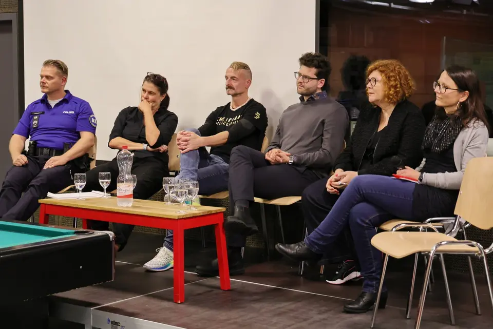 Podiumsgespräch zum Dokumentarfilm in der Freizeithalle Dreirosen