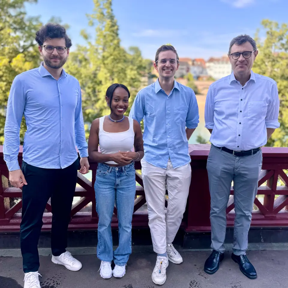 Endrit Sadiku mit dem Social-Media-Team von JuAr Basel und Emmanuel Ullmann von der Goethe-Stiftung